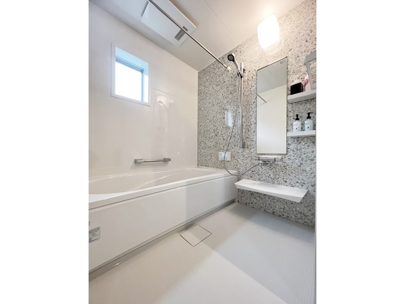 1号地　浴室はTakarastandardを採用。床は滑りにくい素材を使用しており、急な転倒を防ぎます！ランドリーパイプ+浴室乾燥機で室内干しを可能にしました！